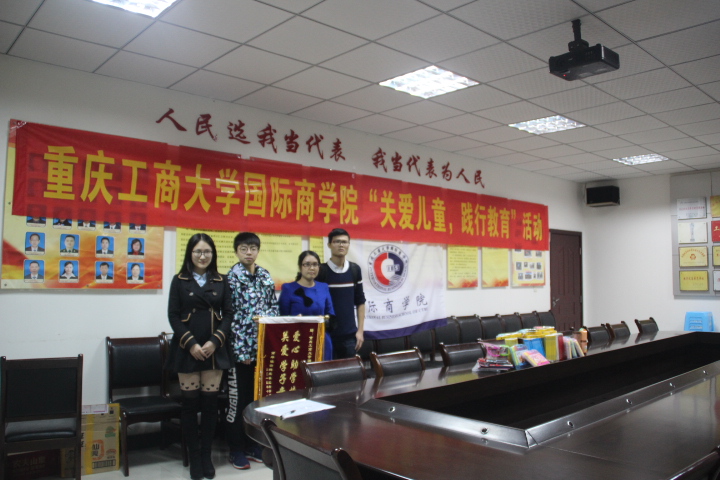365官网学生与工作人员合影